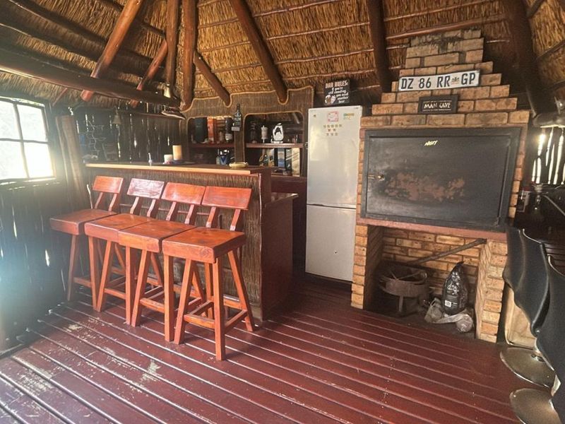 Spacious 4-Bedroom Family Home with Pool & Entertainment Area - Photo 9