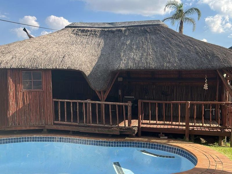 Spacious 4-Bedroom Family Home with Pool & Entertainment Area - Photo 8