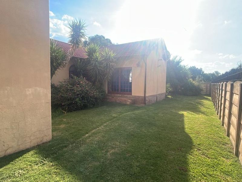 Spacious 4-Bedroom Family Home with Pool & Entertainment Area - Photo 6