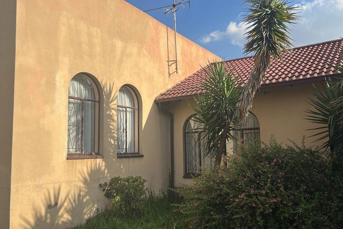 Spacious 4-Bedroom Family Home with Pool & Entertainment Area - Photo 4