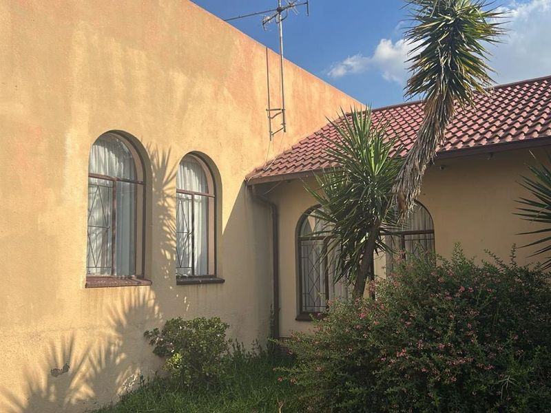 Spacious 4-Bedroom Family Home with Pool & Entertainment Area - Photo 4