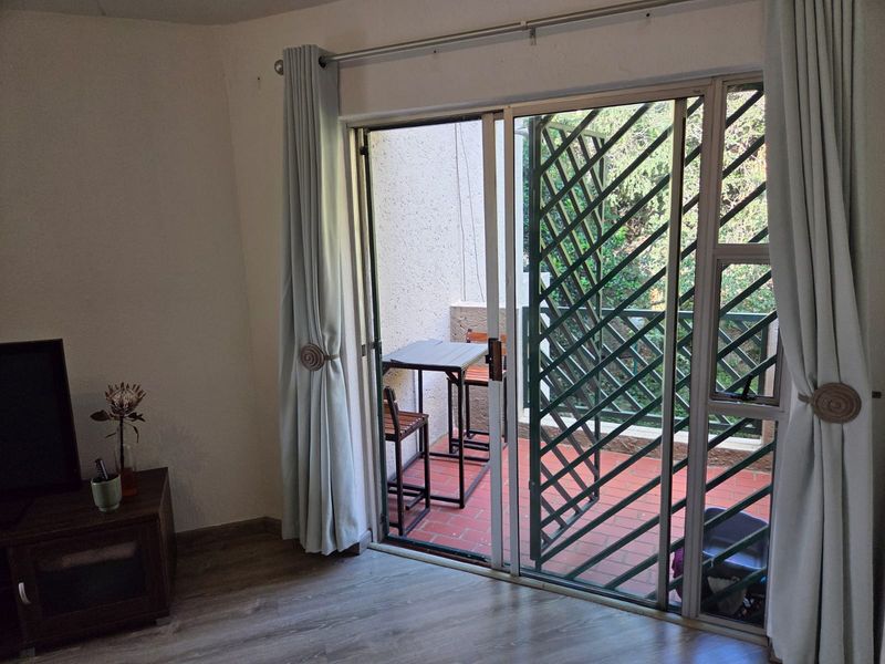 Well maintained, first floor, One Bedroom Apartment. - Photo 3