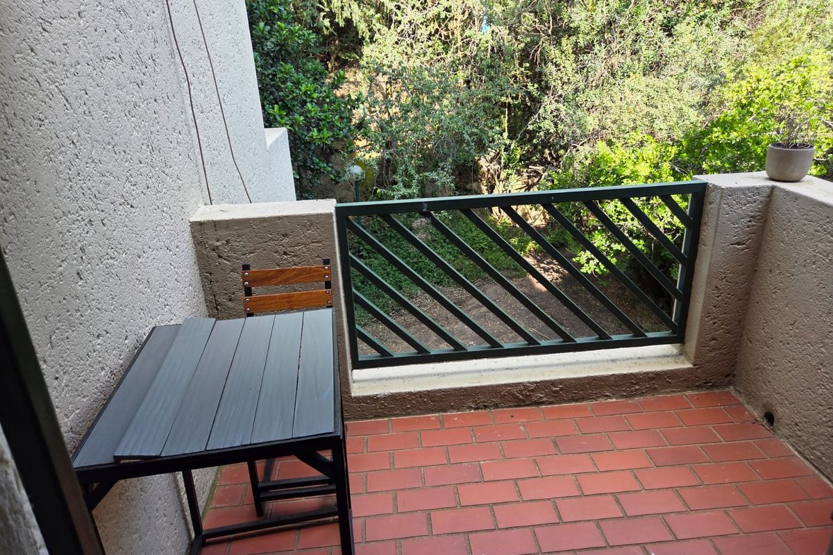 Well maintained, first floor, One Bedroom Apartment. - Photo 4