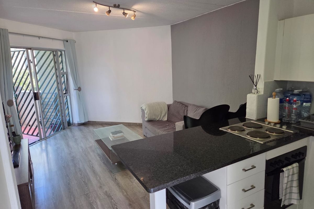 Well maintained, first floor, One Bedroom Apartment. - Photo 2