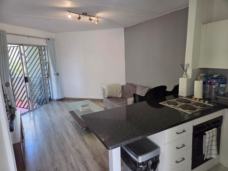 Well maintained, first floor, One Bedroom Apartment. - Photo 2