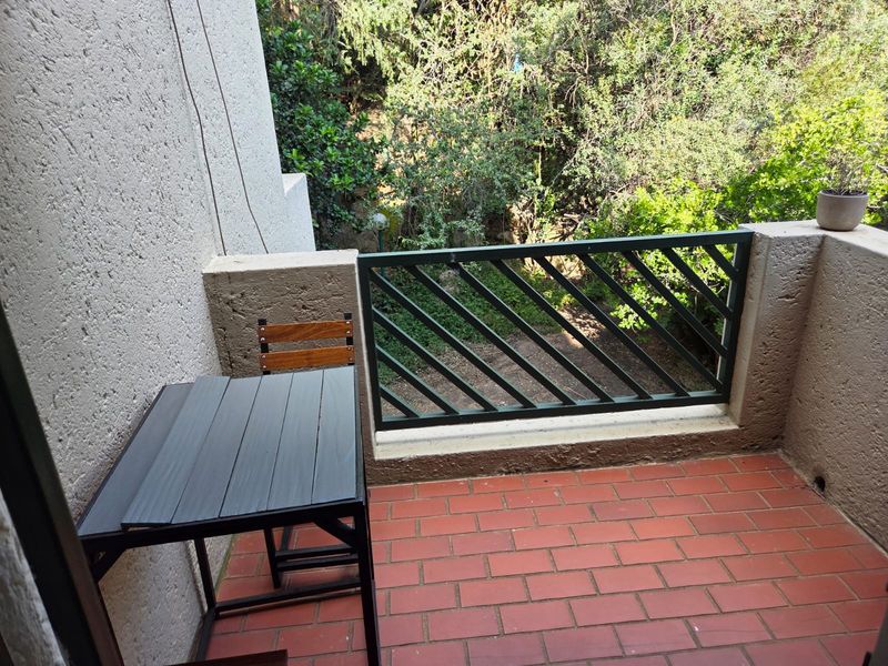 Well maintained, first floor, One Bedroom Apartment. - Photo 4