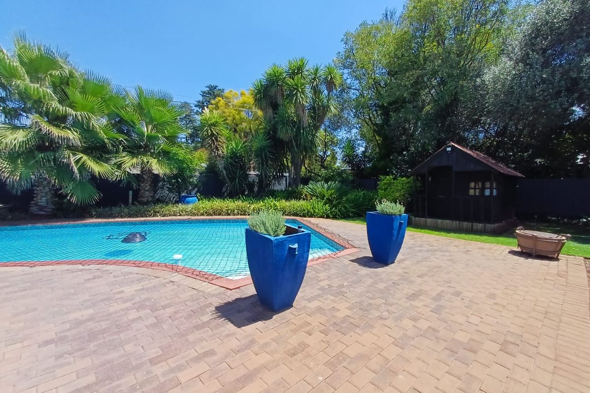 Devine Gem In A Busy Boulevard In SW 5 - Photo 2