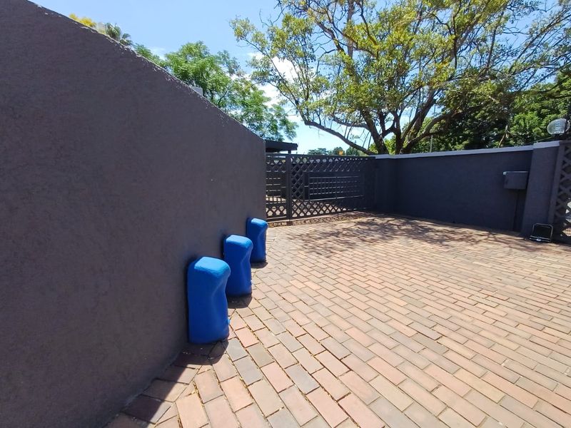 Devine Gem In A Busy Boulevard In SW 5 - Photo 8