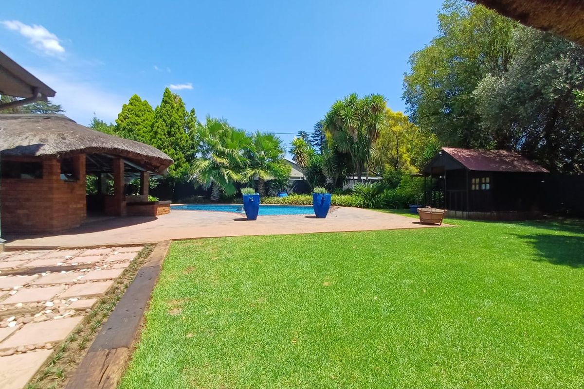 Devine Gem In A Busy Boulevard In SW 5 - Photo 3