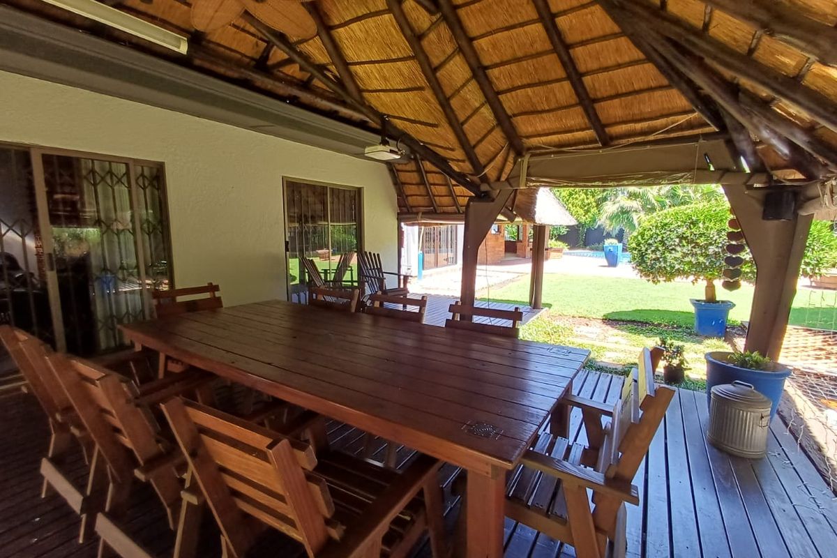 Devine Gem In A Busy Boulevard In SW 5 - Photo 4