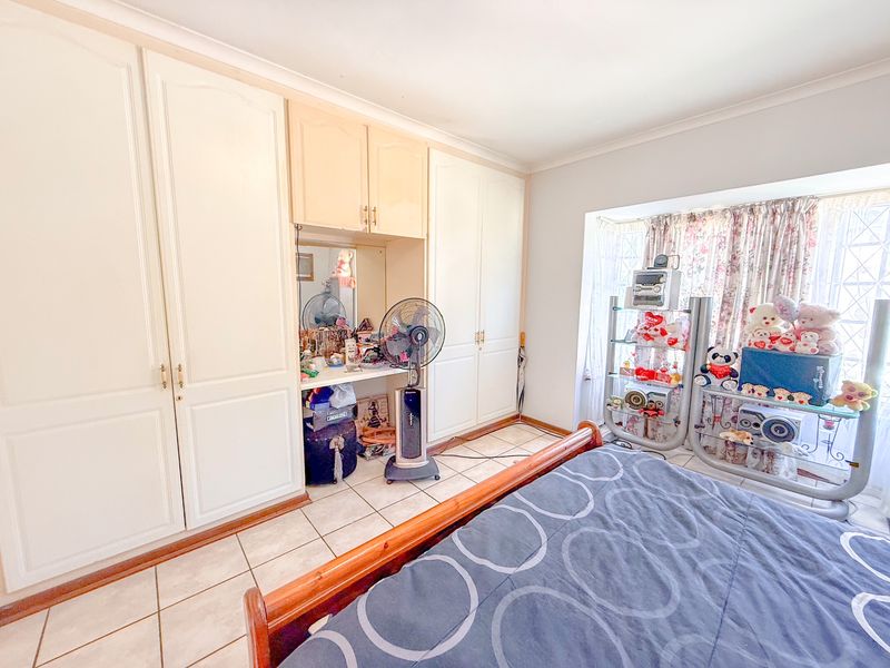 Spacious 3 Bedroom Townhouse in Secure Complex - Photo 9