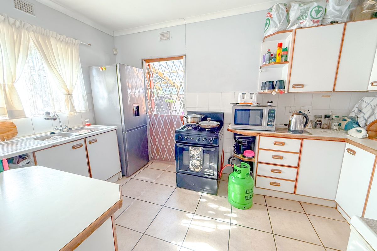 Spacious 3 Bedroom Townhouse in Secure Complex - Photo 4