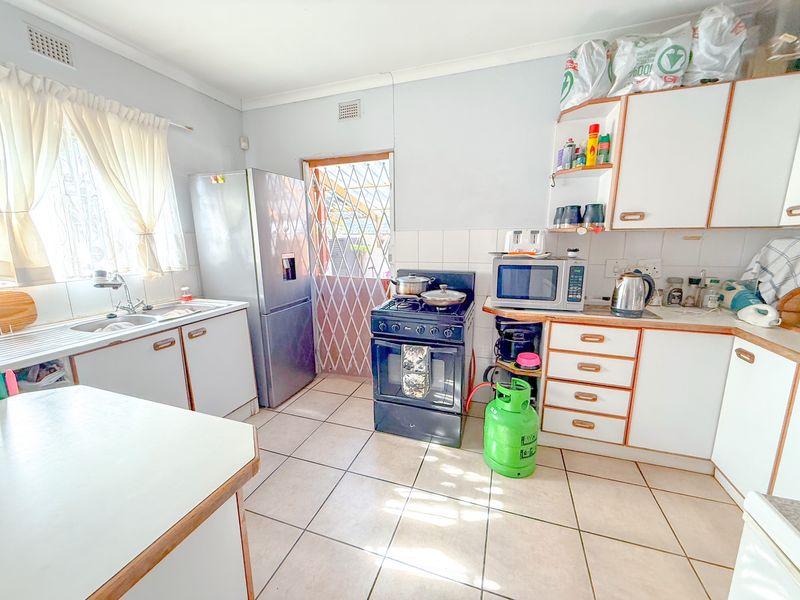 Spacious 3 Bedroom Townhouse in Secure Complex - Photo 4