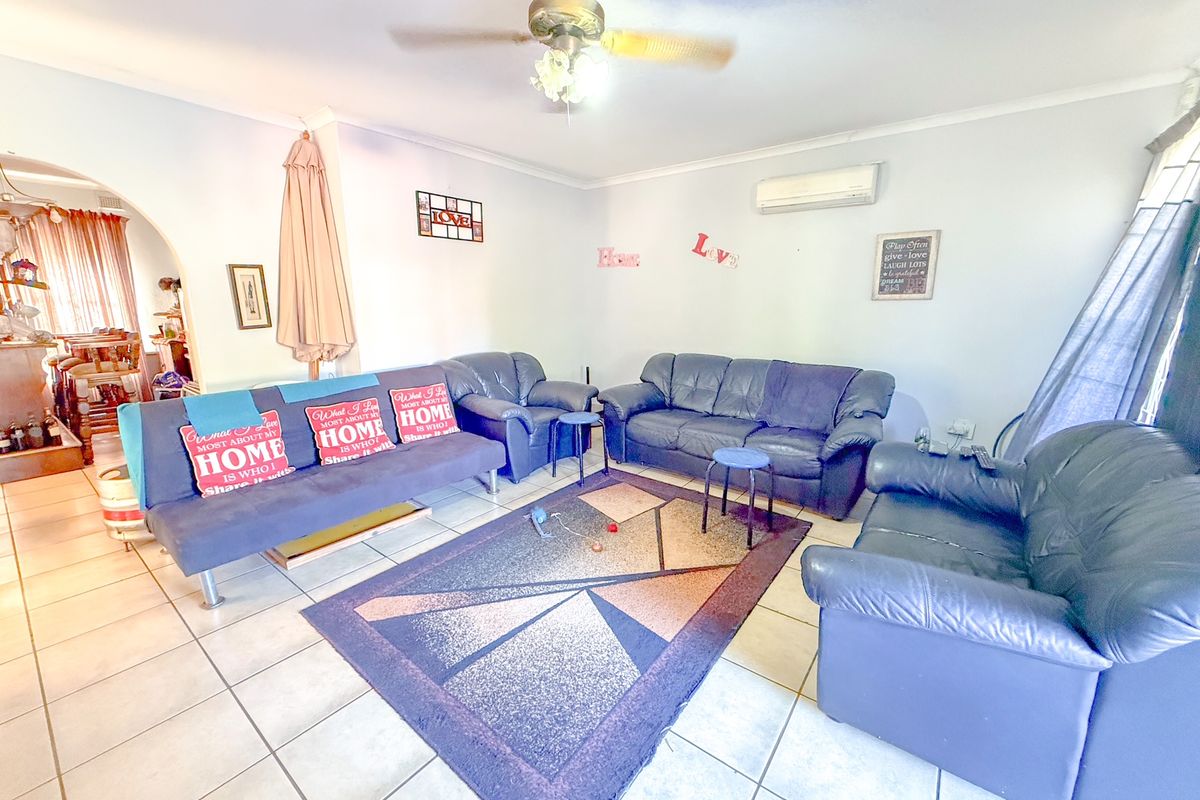 Spacious 3 Bedroom Townhouse in Secure Complex - Photo 2