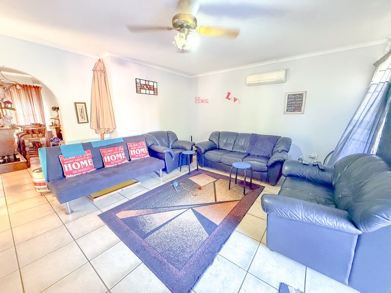 Spacious 3 Bedroom Townhouse in Secure Complex - Photo 2