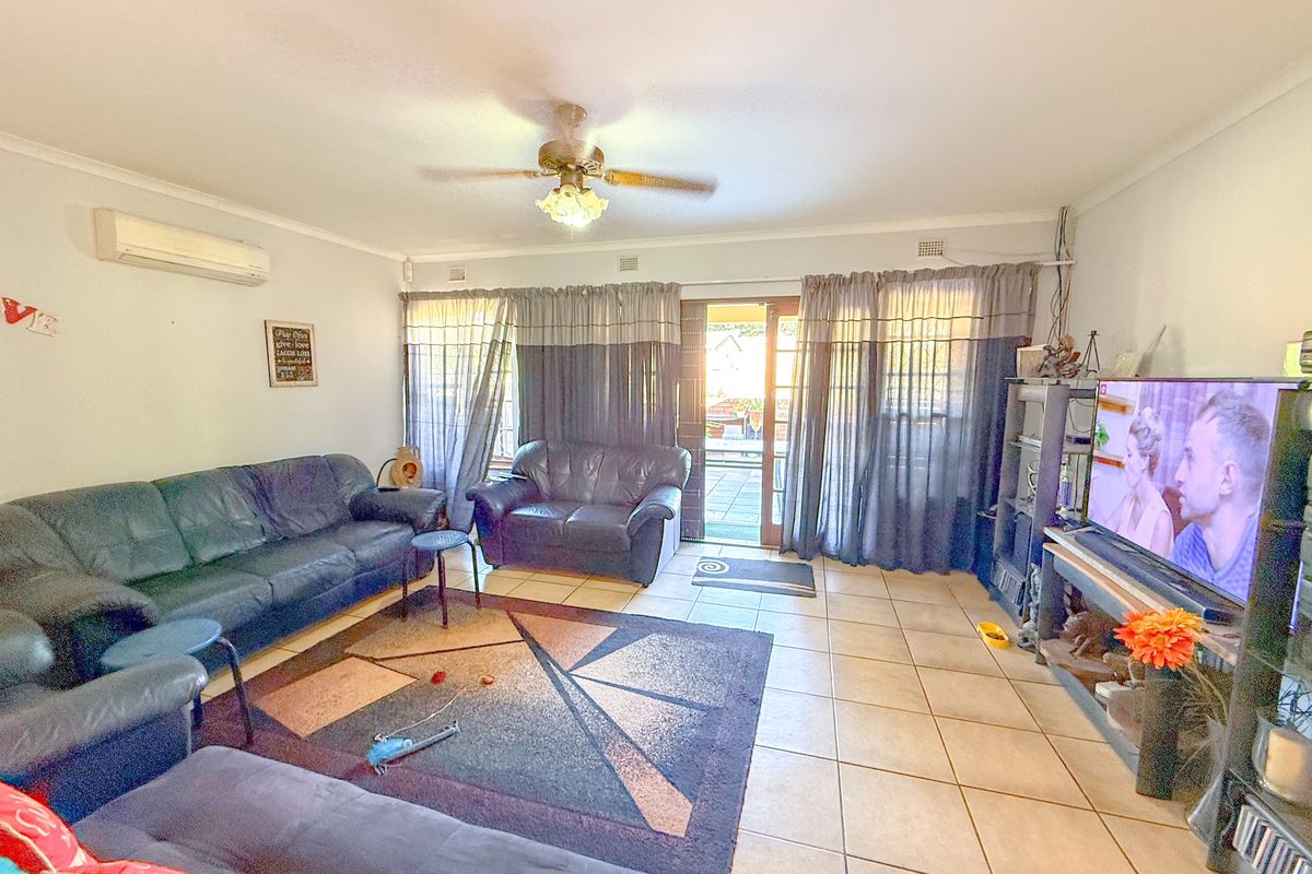 Spacious 3 Bedroom Townhouse in Secure Complex - Photo 3