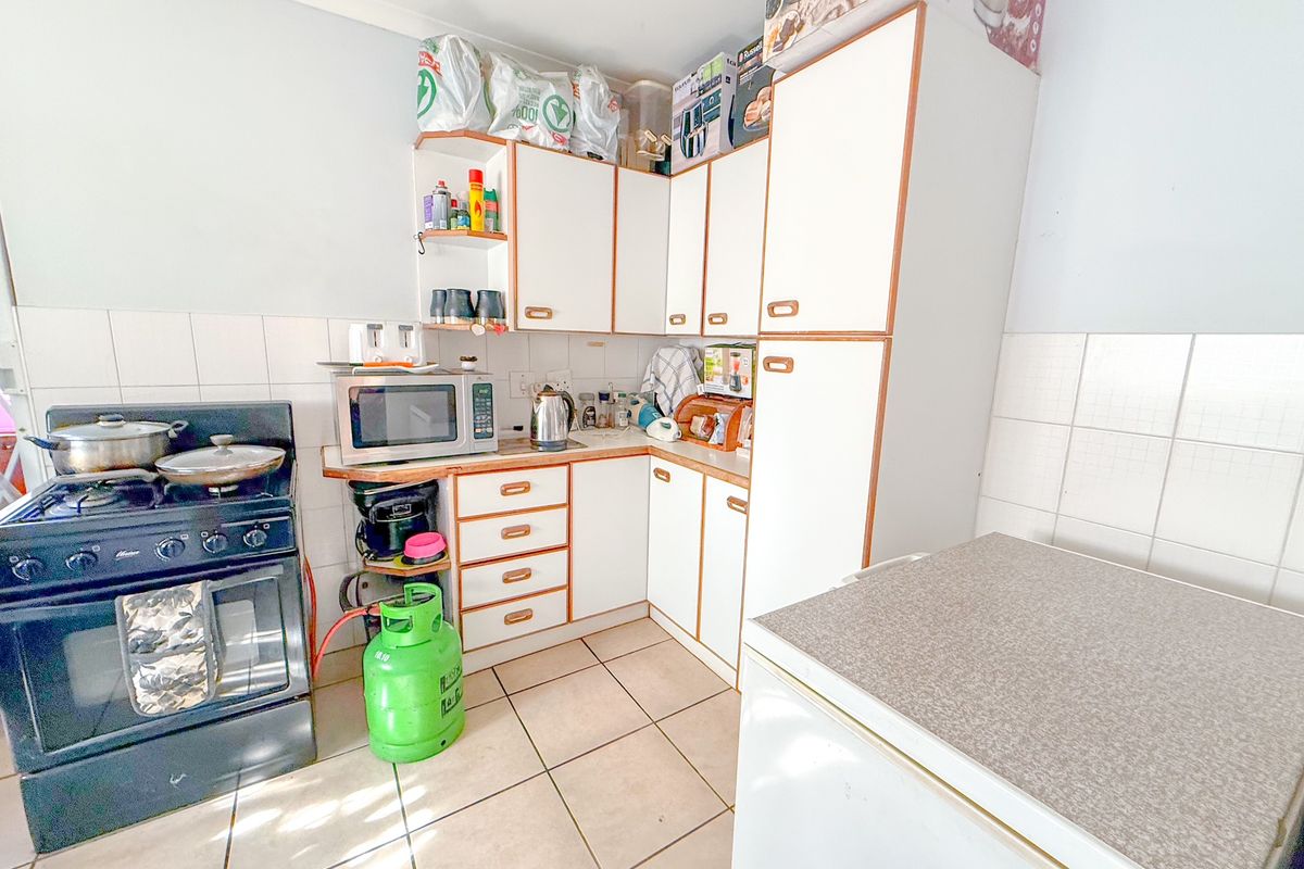 Spacious 3 Bedroom Townhouse in Secure Complex - Photo 5