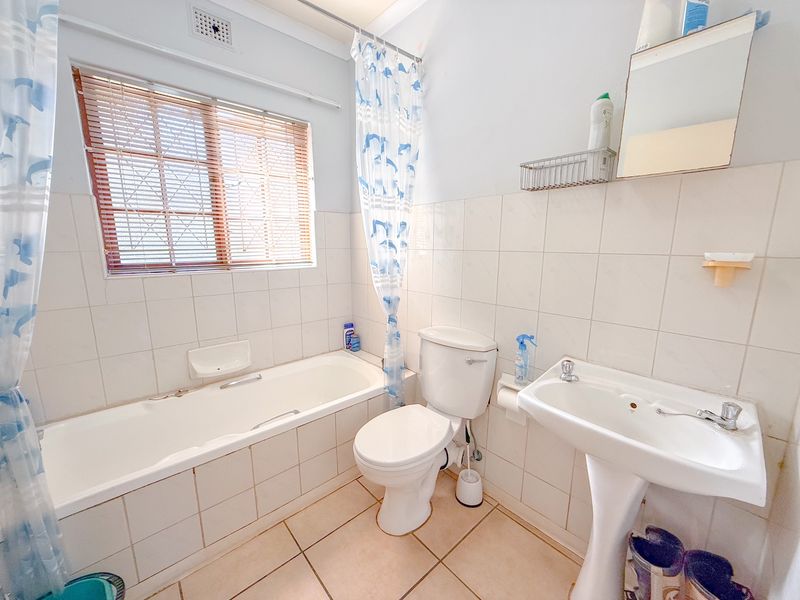 Spacious 3 Bedroom Townhouse in Secure Complex - Photo 10