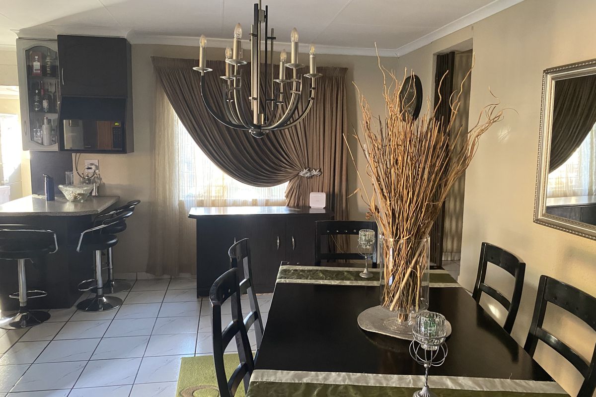 Facebrick 4 Bedroom Home in Dalpark Ext 11 - Photo 4