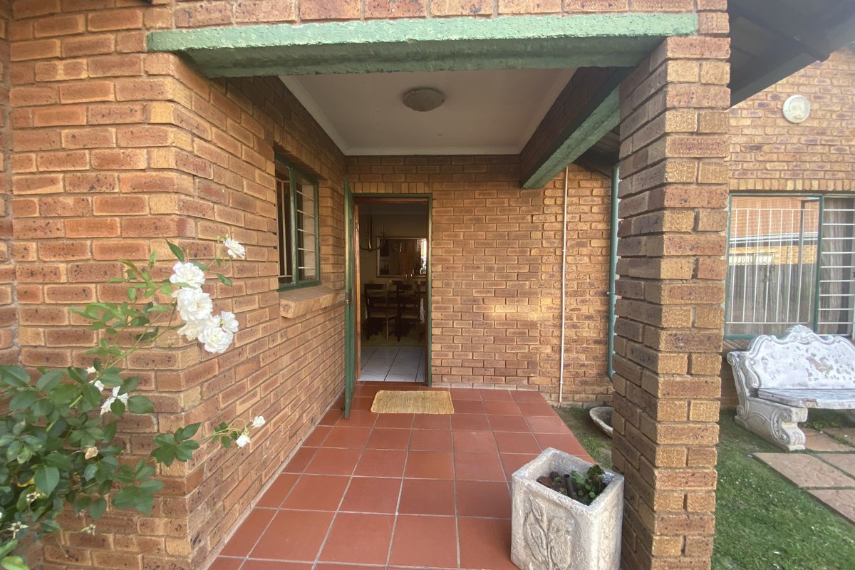 Facebrick 4 Bedroom Home in Dalpark Ext 11 - Photo 5