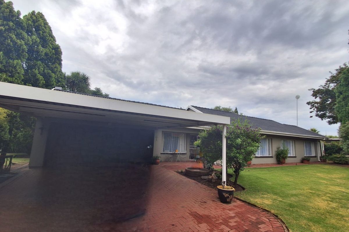 Immaculate Condition and Well kept 3 Bedroom Family home in Falconridge, Vereeniging. - Photo 5