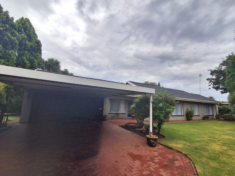 Immaculate Condition and Well kept 3 Bedroom Family home in Falconridge, Vereeniging. - Photo 5