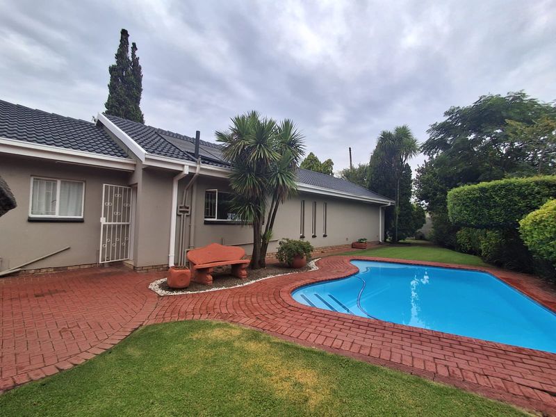 Immaculate Condition and Well kept 3 Bedroom Family home in Falconridge, Vereeniging. - Photo 8