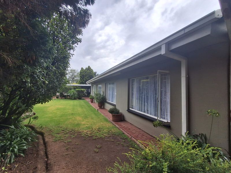 Immaculate Condition and Well kept 3 Bedroom Family home in Falconridge, Vereeniging. - Photo 6
