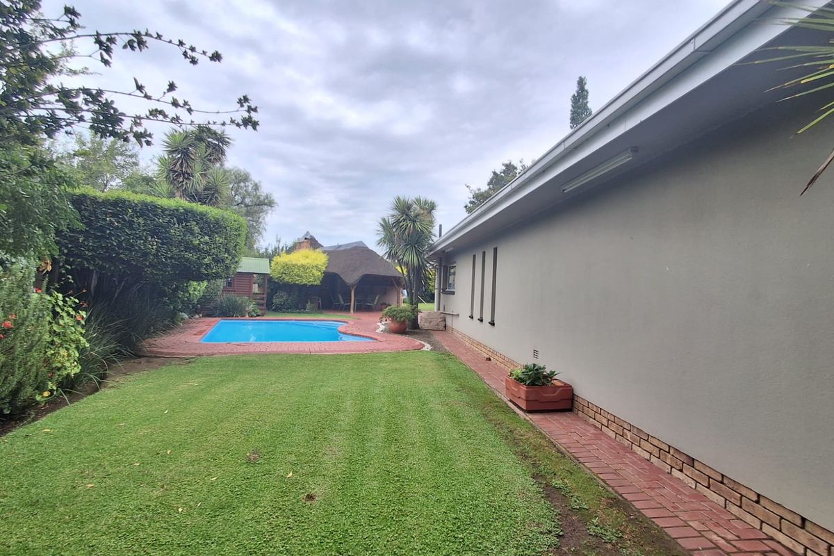 Immaculate Condition and Well kept 3 Bedroom Family home in Falconridge, Vereeniging. - Photo 3