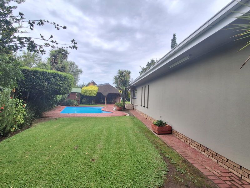 Immaculate Condition and Well kept 3 Bedroom Family home in Falconridge, Vereeniging. - Photo 3