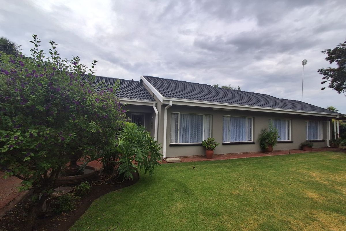 Immaculate Condition and Well kept 3 Bedroom Family home in Falconridge, Vereeniging. - Photo 2