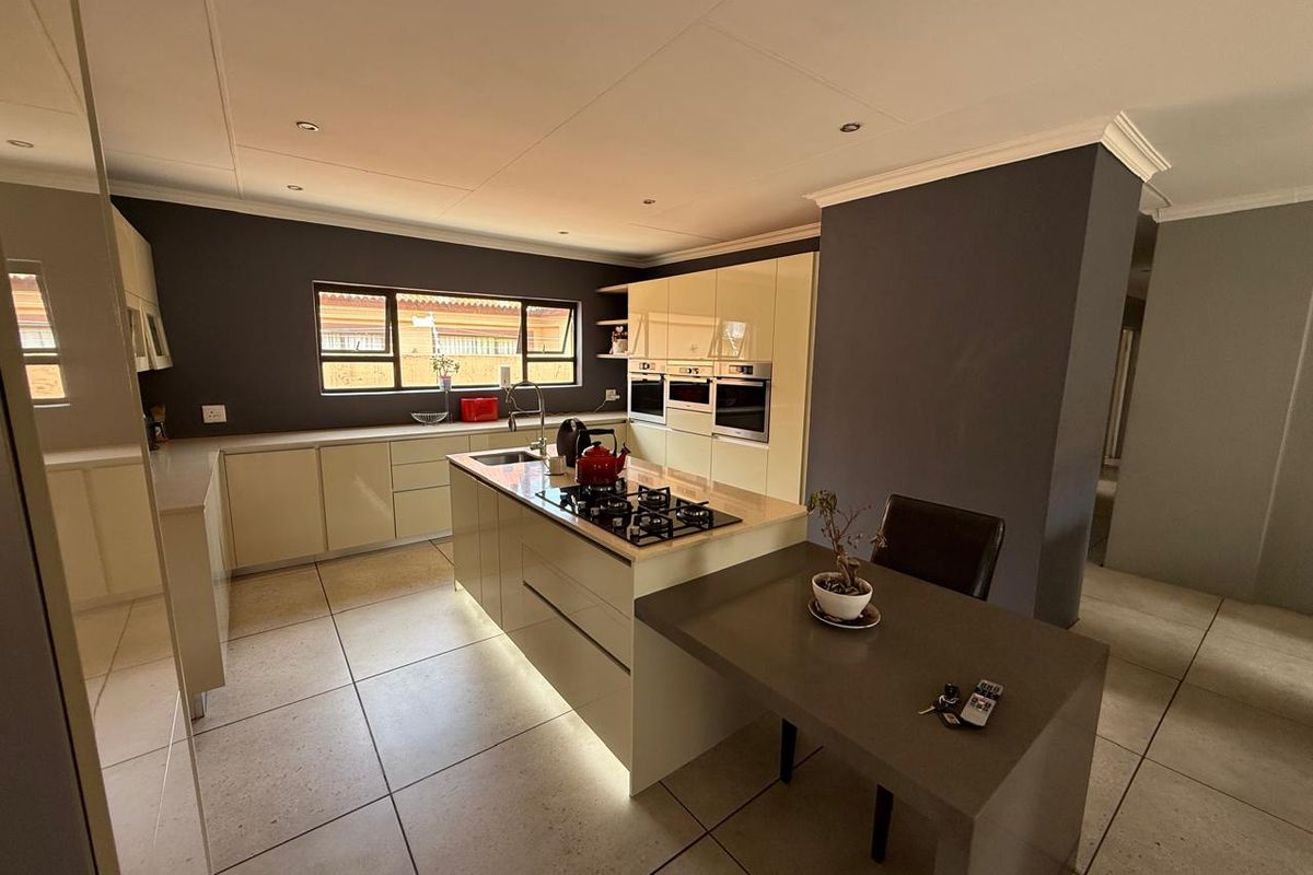 SPACIOUS FAMILY HOME in Vanderbijlpark. - Photo 3