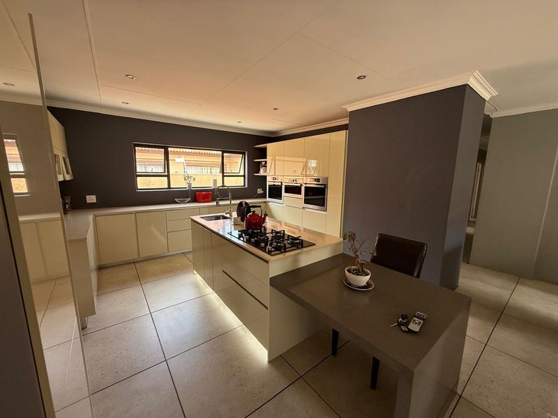 SPACIOUS FAMILY HOME in Vanderbijlpark. - Photo 3