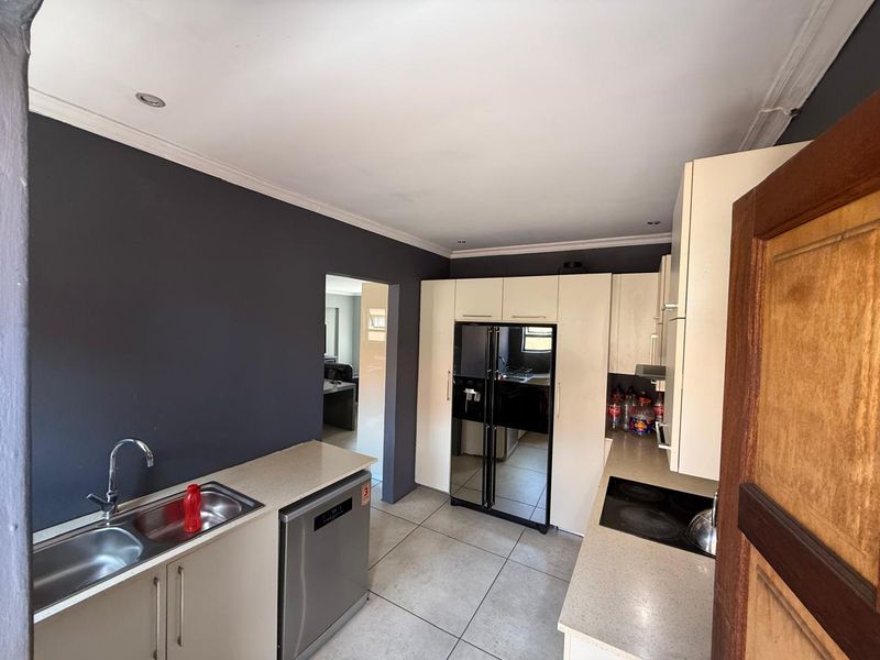 SPACIOUS FAMILY HOME in Vanderbijlpark. - Photo 7