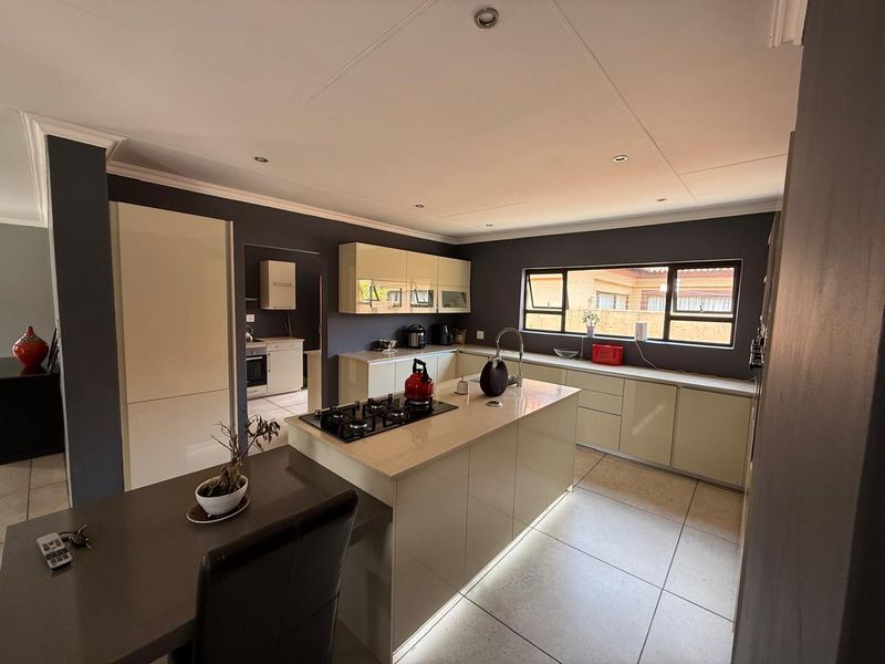 SPACIOUS FAMILY HOME in Vanderbijlpark. - Photo 6