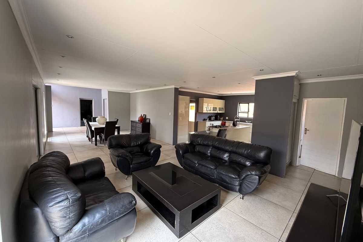 SPACIOUS FAMILY HOME in Vanderbijlpark. - Photo 2