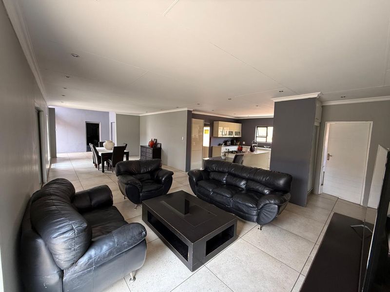 SPACIOUS FAMILY HOME in Vanderbijlpark. - Photo 2