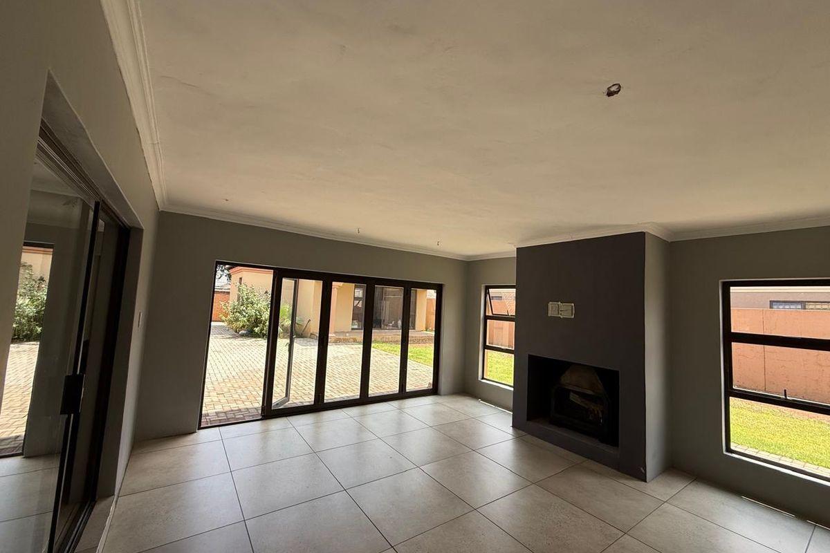 SPACIOUS FAMILY HOME in Vanderbijlpark. - Photo 5