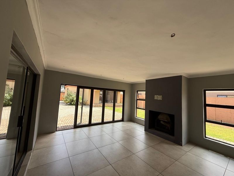 SPACIOUS FAMILY HOME in Vanderbijlpark. - Photo 5