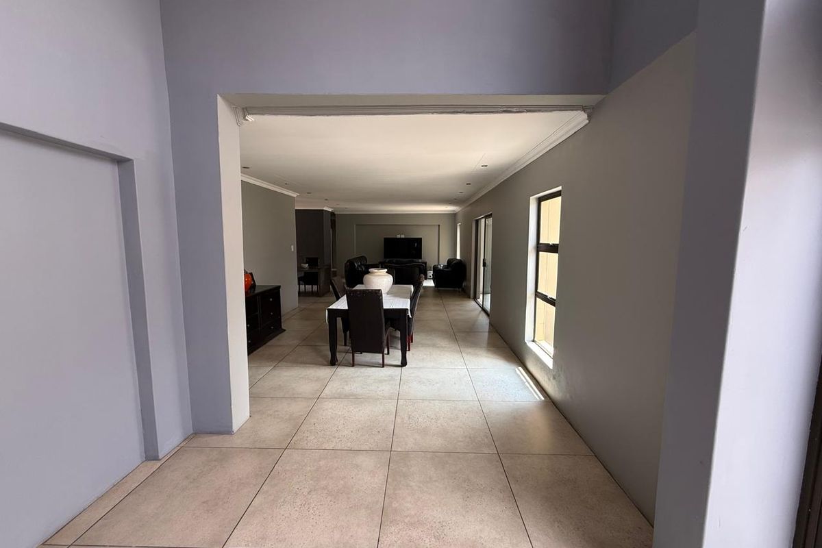 SPACIOUS FAMILY HOME in Vanderbijlpark. - Photo 4