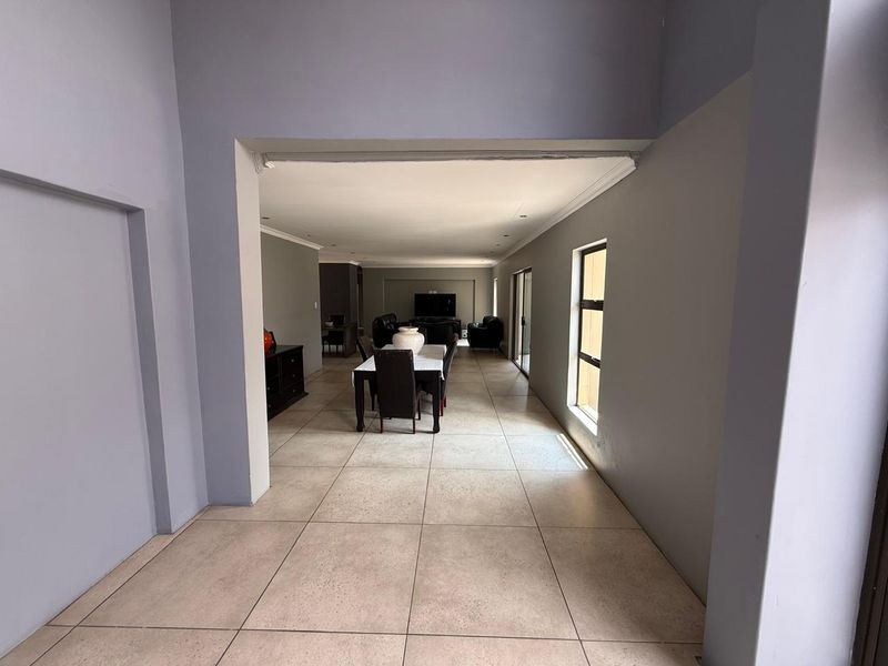 SPACIOUS FAMILY HOME in Vanderbijlpark. - Photo 4