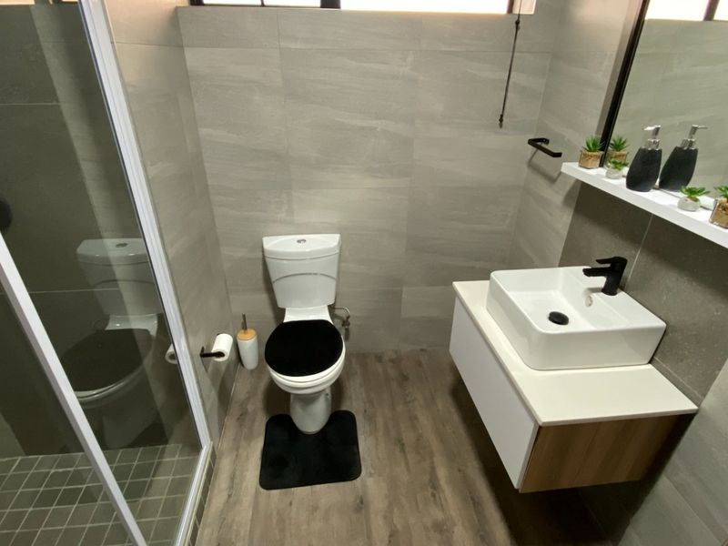 Ultra-Modern 2-Bedroom Apartment for Sale in Menlo Park – A Prime Investment Opportunity! - Photo 4