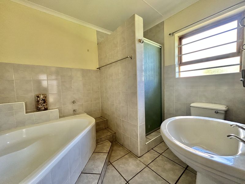 Elegant 4-Bedroom Home with Dual Living Potential – Wavecrest, Jeffreys Bay - Photo 10