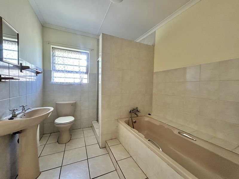 Elegant 4-Bedroom Home with Dual Living Potential – Wavecrest, Jeffreys Bay - Photo 8