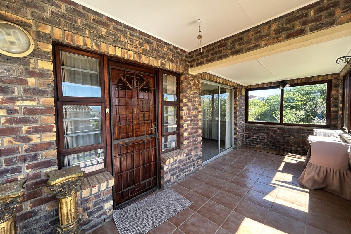 Elegant 4-Bedroom Home with Dual Living Potential – Wavecrest, Jeffreys Bay - Photo 3