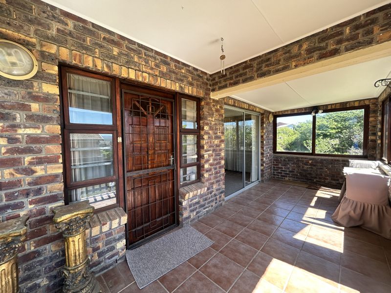 Elegant 4-Bedroom Home with Dual Living Potential – Wavecrest, Jeffreys Bay - Photo 3