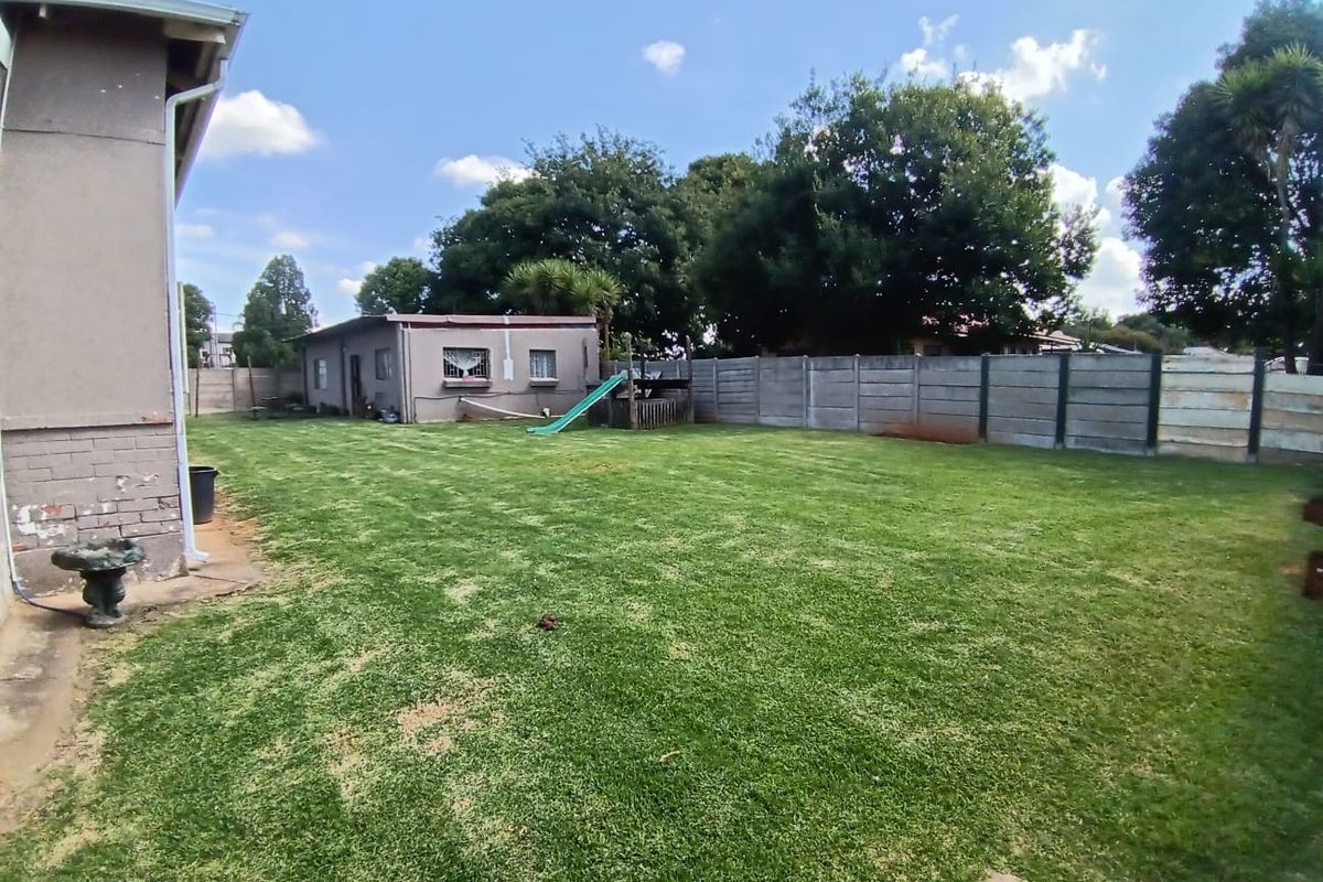Big Stand, Big Potential, Bonus Flatlet and Covered Parking in Brakpan Central - Photo 3