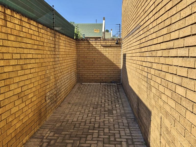 Charming and cute 2 bedroom townhouse in model park - Photo 7