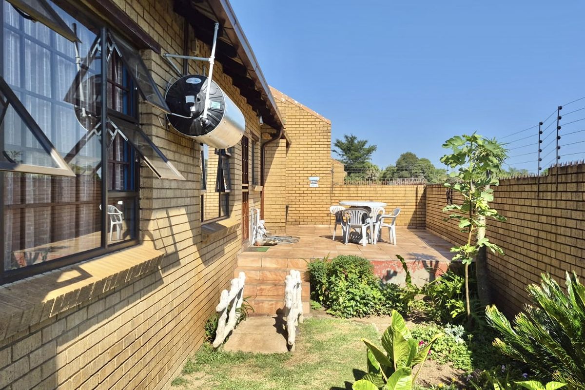 Charming and cute 2 bedroom townhouse in model park - Photo 3