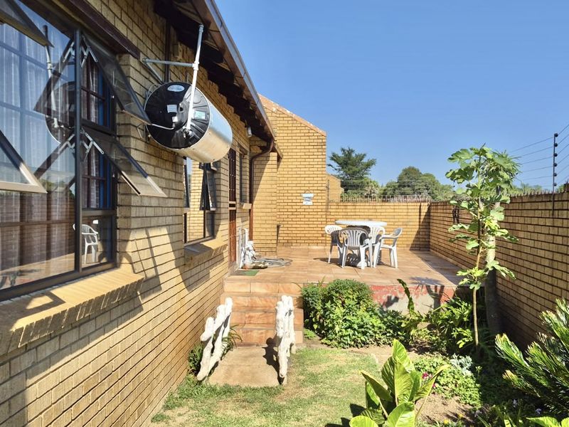 Charming and cute 2 bedroom townhouse in model park - Photo 3